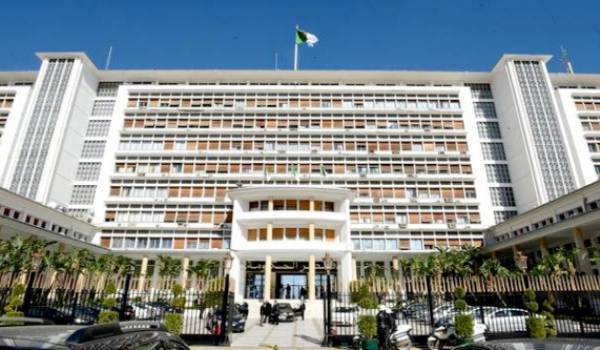 Abdelaziz Djerad préside une réunion du gouvernement