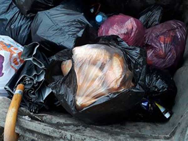 pain dans les poubelles
