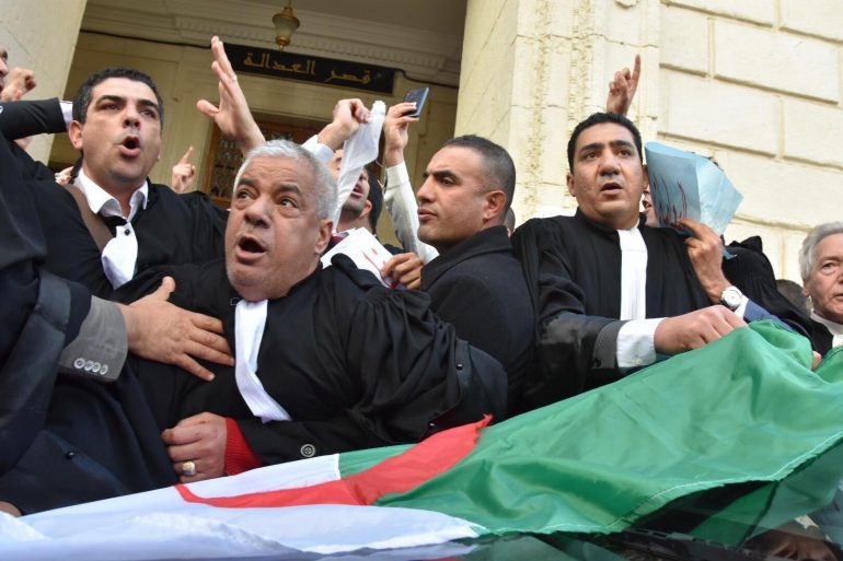 Les avocats d'Alger décident de surseoir à leur mouvement de protestation