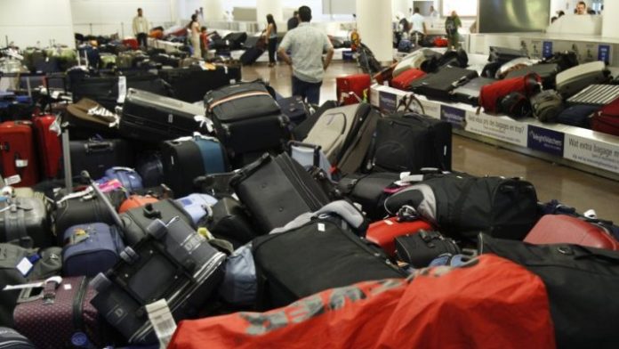 De nombreux rapatriés attendent leurs bagages