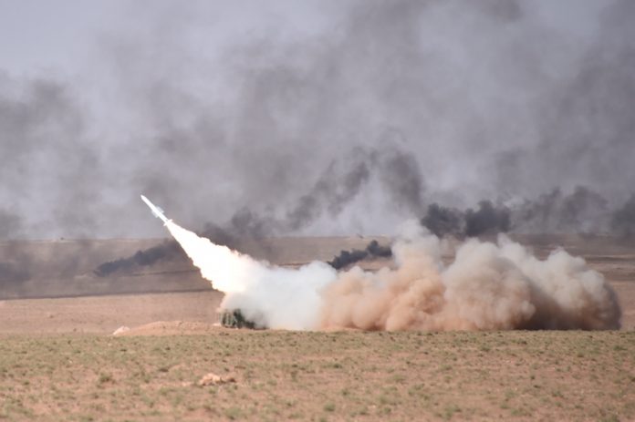 L'armée effectue un exercice tactique à munitions réelles à l'Ouest