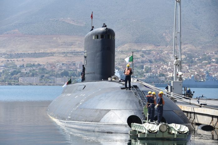 Chanegriha supervise un exercice de tir de missile contre un objectif de surface