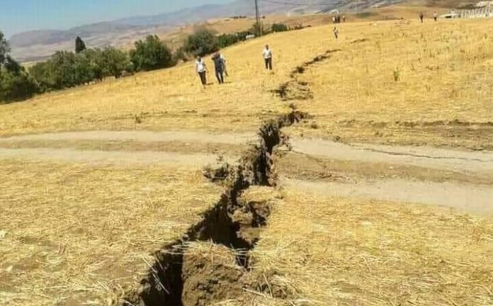 Secousse tellurique dans la wilaya de Mila: une faille visible sur un terrain