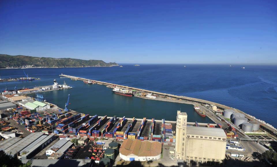 Produits toxiques retrouvés au port de Skikda: les autorités les déposent dans un lieu sécurisé et contrôlé