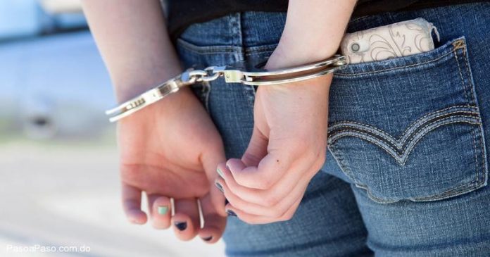 femme menotée Affaire de la fausse fille de Bouteflika: Plus d'un milliard de DA parti en fumée