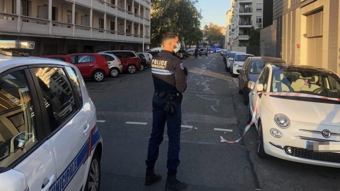 France: Un homme tire sur un prêtre et prend la fuite