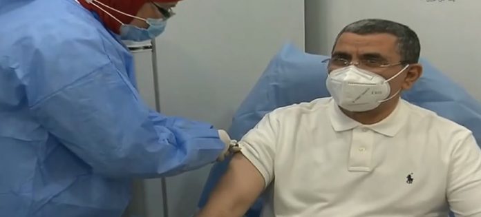 Covid-19: Le premier ministre se fait vacciner