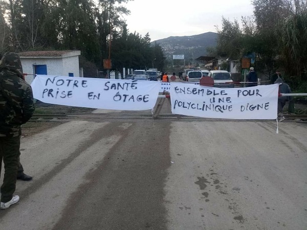 Béjaia : Chemin de fer, CW22 et siège de l’APC fermés par les citoyens à Smaoun