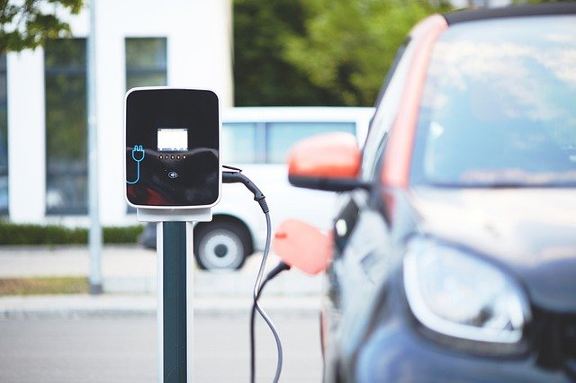 Voiture électrique en Algérie: Ferhat Aït Ali tacle Chitour