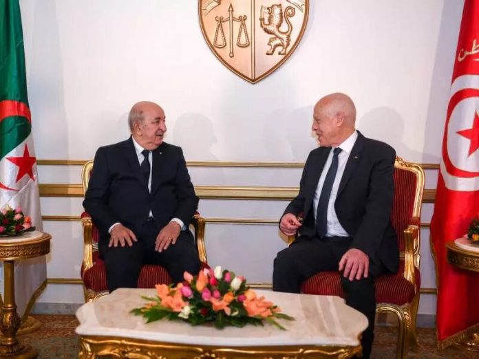 Le Président Tebboune s'entretient en tête-à-tête avec son homologue tunisien