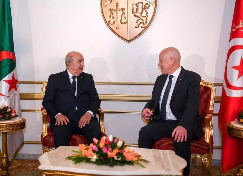 Le Président Tebboune s'entretient en tête-à-tête avec son homologue tunisien