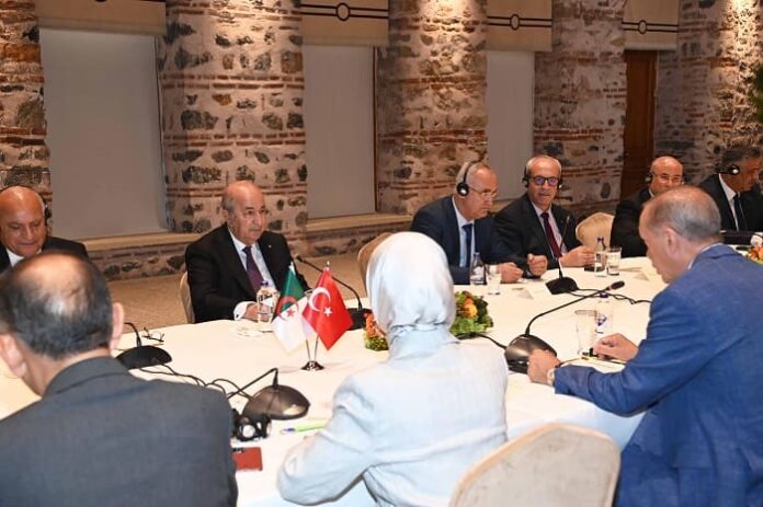 Les entretiens entre le président Tebboune et son homologue turc élargis aux membres des délégations des deux pays