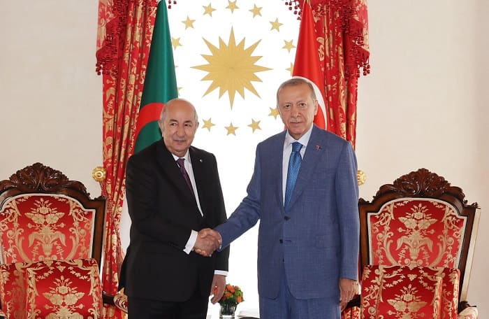 Le président Tebboune accueilli à Istanbul par son homologue turc