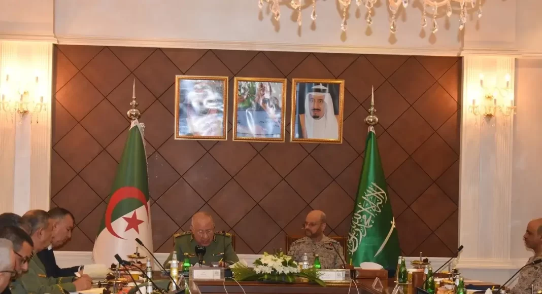 Saïd Chanegriha s'entretient avec le Chef d'Etat-Major général des Forces armées saoudiennes